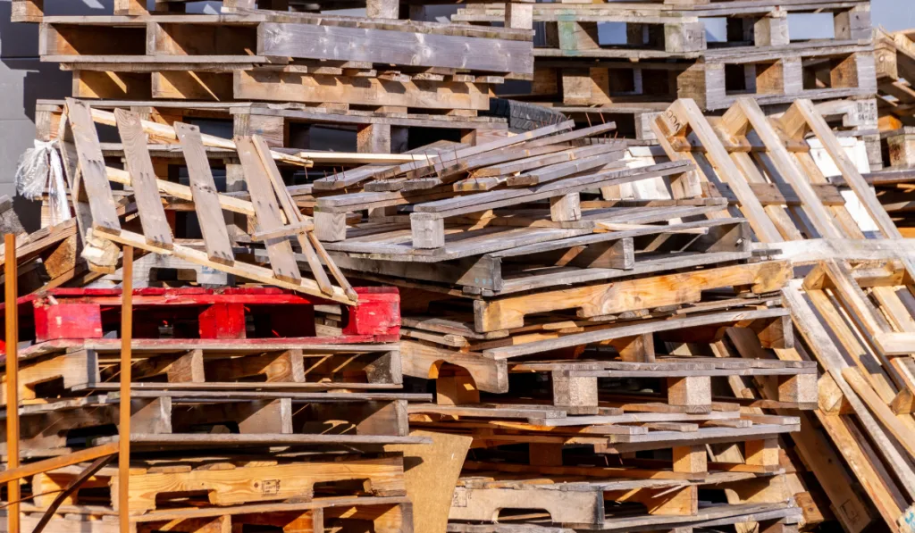 old and worn out loading pallets stacked